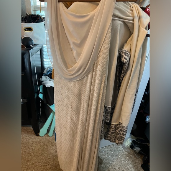 Evening gown. White with beaded design. - Picture 2 of 3